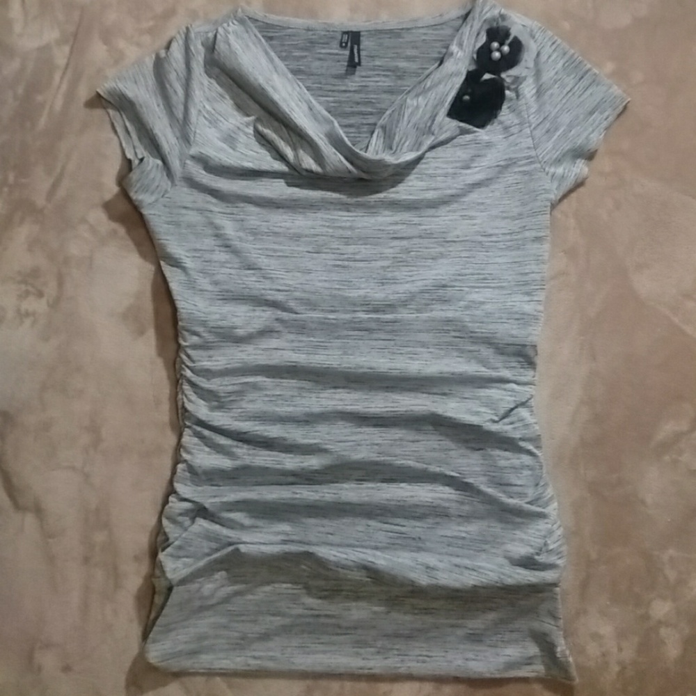 Gray slight cal neck short sleeve blouse.